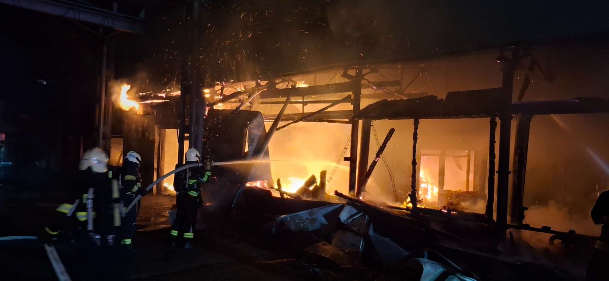 hzskhk's tweet photo. Deset jednotek hasičů bojuje od 4:30 ve Dvorské ulici v Hradci Králové s požárem plechové haly o rozměrech 20x12m. Je vyhlášen II. stupeň požárního poplachu. https://t.co/qE7G9CkAOI