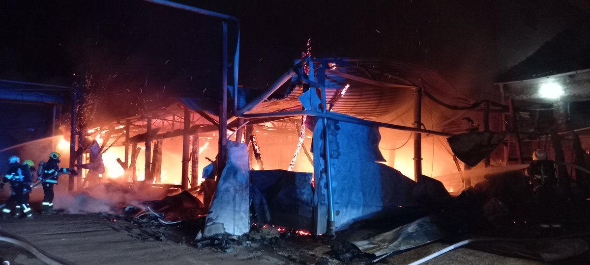 hzskhk's tweet photo. Deset jednotek hasičů bojuje od 4:30 ve Dvorské ulici v Hradci Králové s požárem plechové haly o rozměrech 20x12m. Je vyhlášen II. stupeň požárního poplachu. https://t.co/qE7G9CkAOI