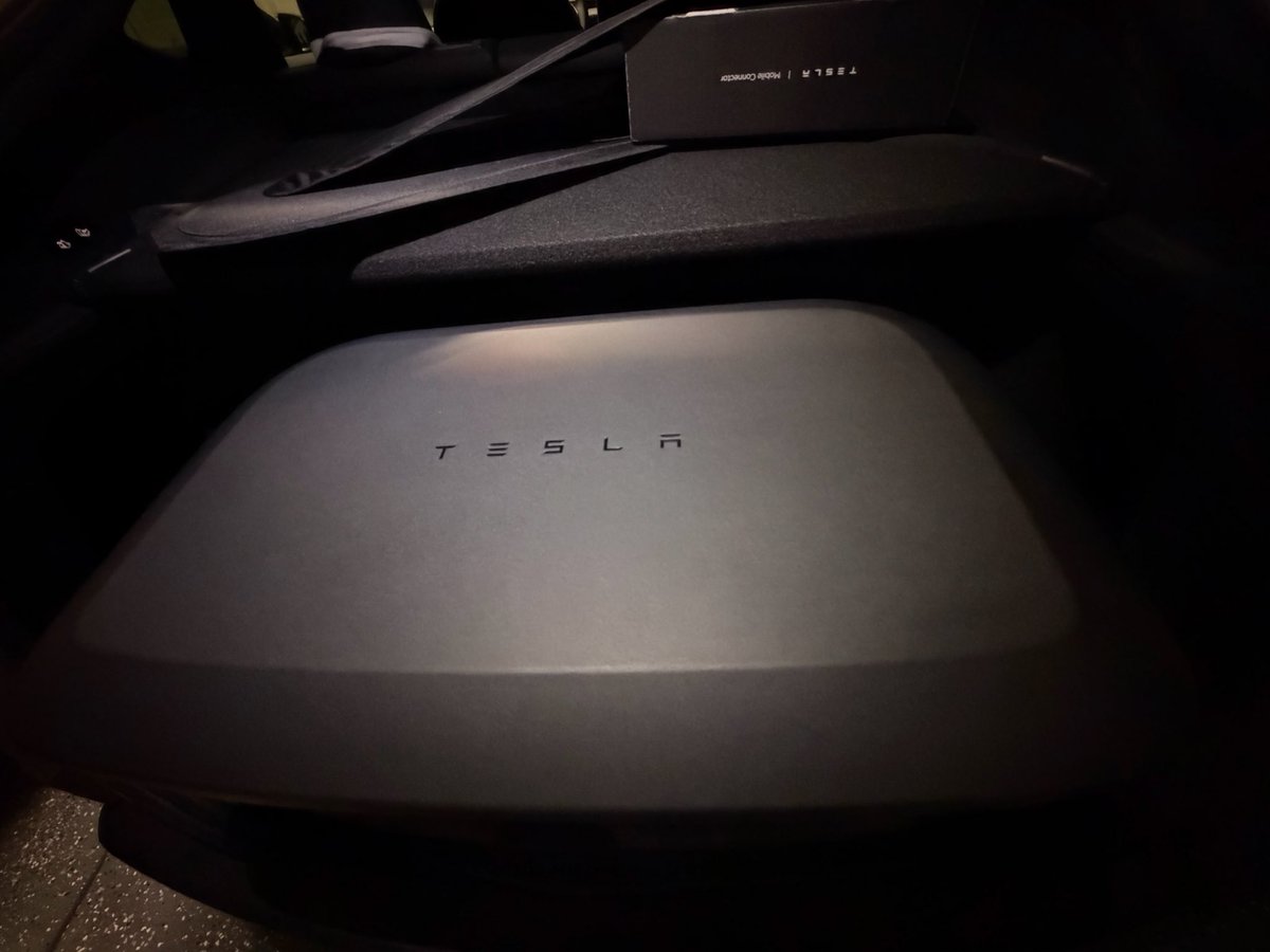 carsonpunx's tweet photo. Teslaの冷蔵庫、届いた!!!! 🎉❄️
待ってたやつがトランクに着弾。嬉しすぎる 😆
デュアルゾーン、今は両方 27℃、目標 -18℃まで下げ中。

Tesla Model Y dual-zone fridge finally landed in the trunk. Both zones at 27°C, pulling toward -18°C. https://t.co/7PlveoWCG0