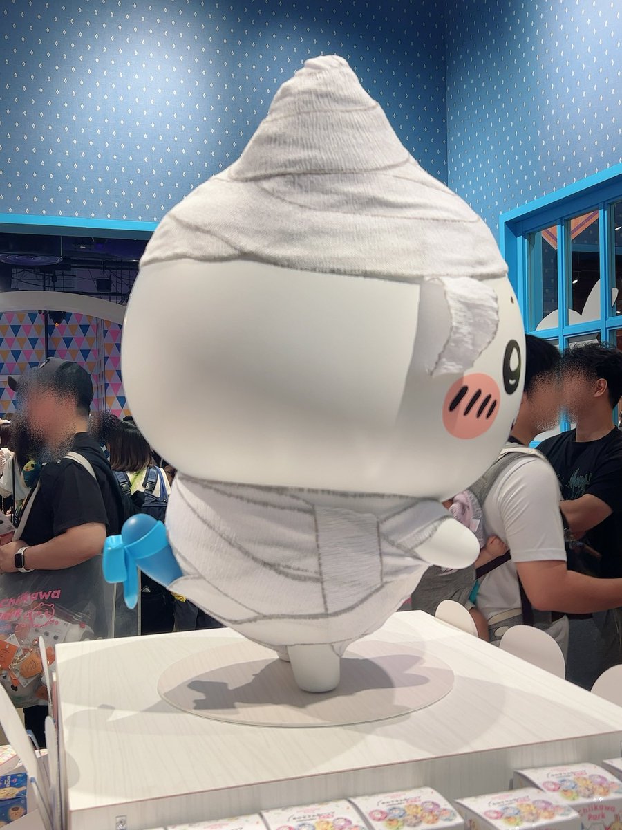 yunpome's tweet photo. ちいかわパーク、ハロウィン仕様になってる！！！
ハチワレとモモンガかわゆーーー🥹 https://t.co/eRMWrrfD9A
