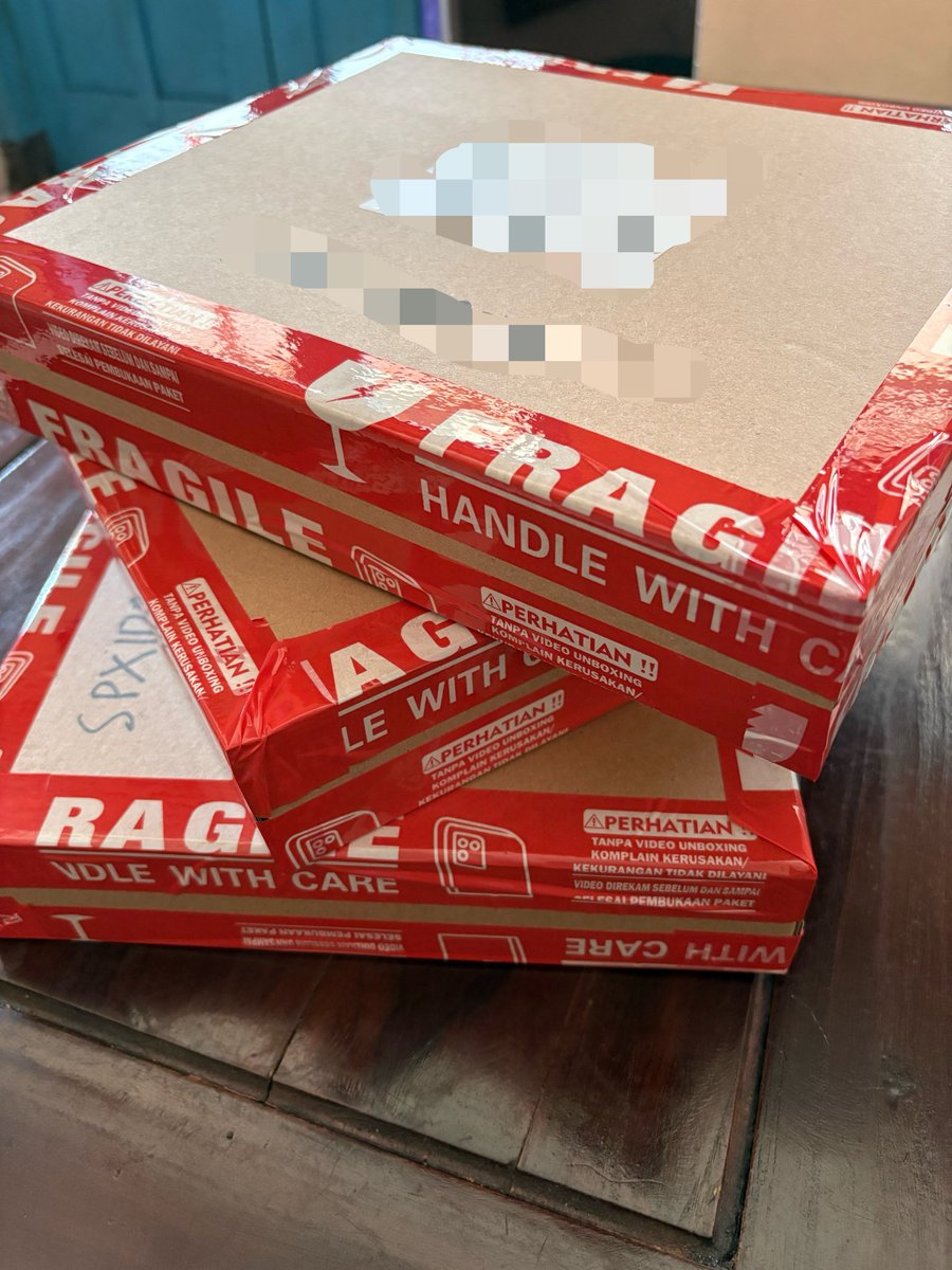 cosmicdaze7's tweet photo. Done packing✅ bubble wrap abis ini dulu yg dikirim https://t.co/hPiNitNfeL