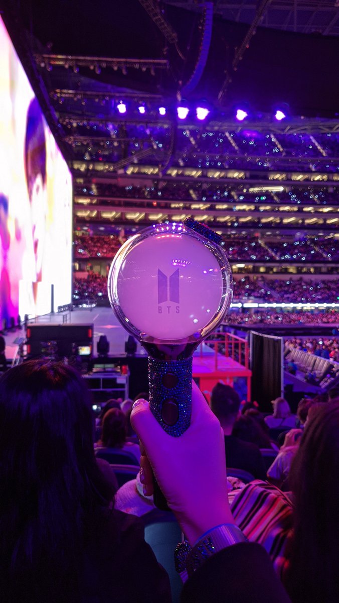 starryeyedjv's tweet photo. army !!! post a picture of your army bomb at the concert💜⭐️ https://t.co/54ILeIGZ2A