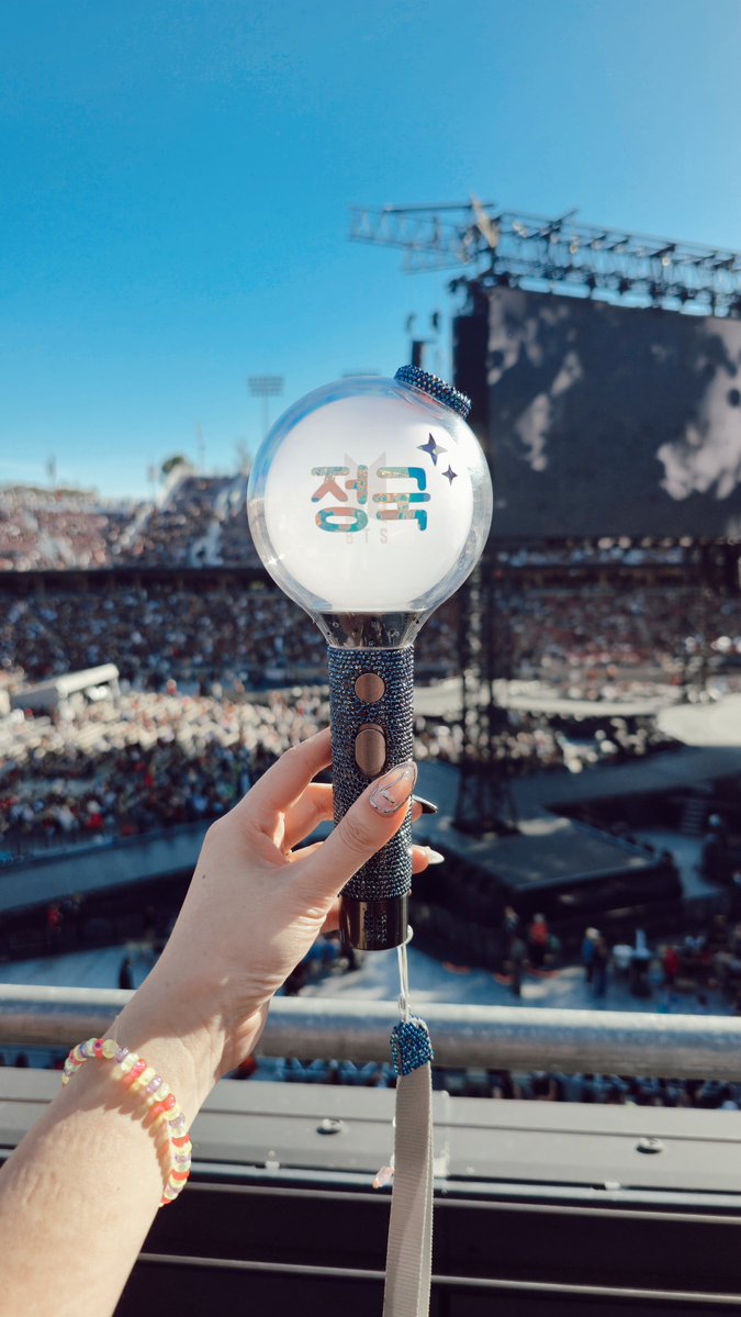 starryeyedjv's tweet photo. army !!! post a picture of your army bomb at the concert💜⭐️ https://t.co/54ILeIGZ2A