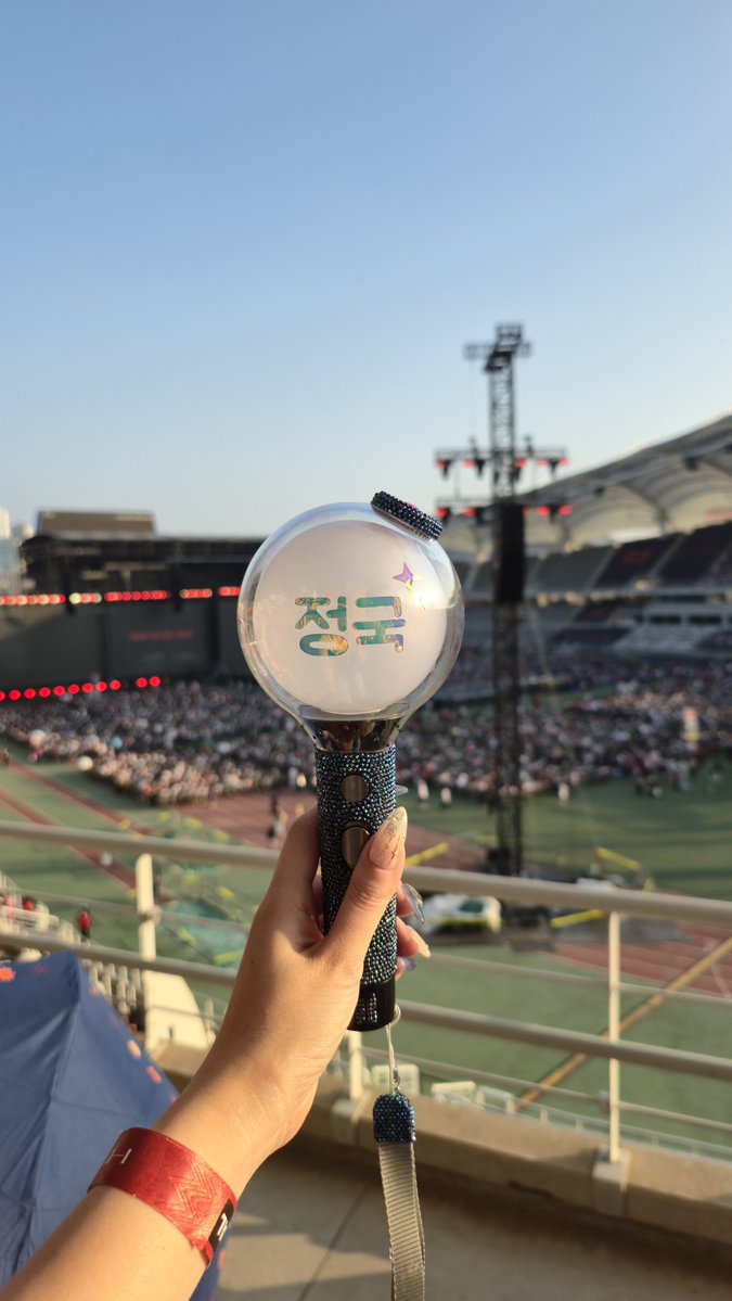 starryeyedjv's tweet photo. army !!! post a picture of your army bomb at the concert💜⭐️ https://t.co/54ILeIGZ2A