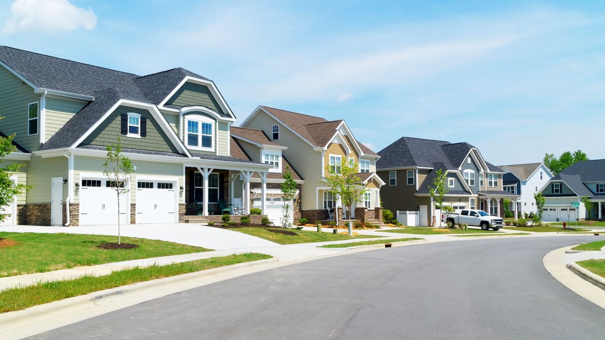 FinanceBureau_'s tweet photo. 🇺🇸: The 7% mortgage is back 🏠

US 30-year mortgage rates just hit 7.03%, the highest since January 2025. The 15-year rate rose to 6.42%, its highest since May 2024.

The war in Iran has pushed Brent crude to around $100 a barrel. The Fed responded with its first rate hike since 2023, and 10-year Treasury yields climbed above 5%, their highest since 2007.

Mortgage rates are up about 1 point since the war began, with the midterms just weeks away.