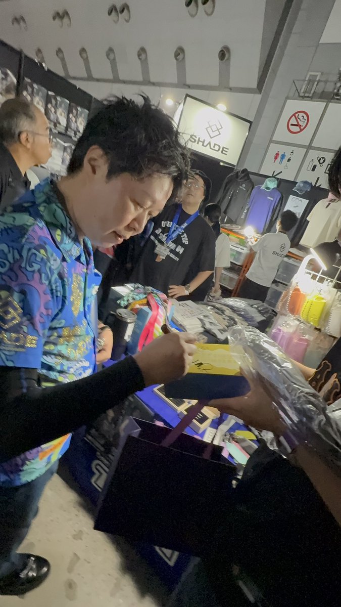 yiwei_07's tweet photo. ダーツ祭り｜TARGET
「今回は絶対バレル買わない！」と友達に宣言してたのに、会場の熱さと楽しさに負けて���勢いで村松夫婦のコラボバレル購入しちゃった

さらにSHADEブースでお二人にお会いできて、直筆サインまで😭✨

本当に最高すぎました！
大切に使わせていただきます🔥 https://t.co/ldyMPLfs5P