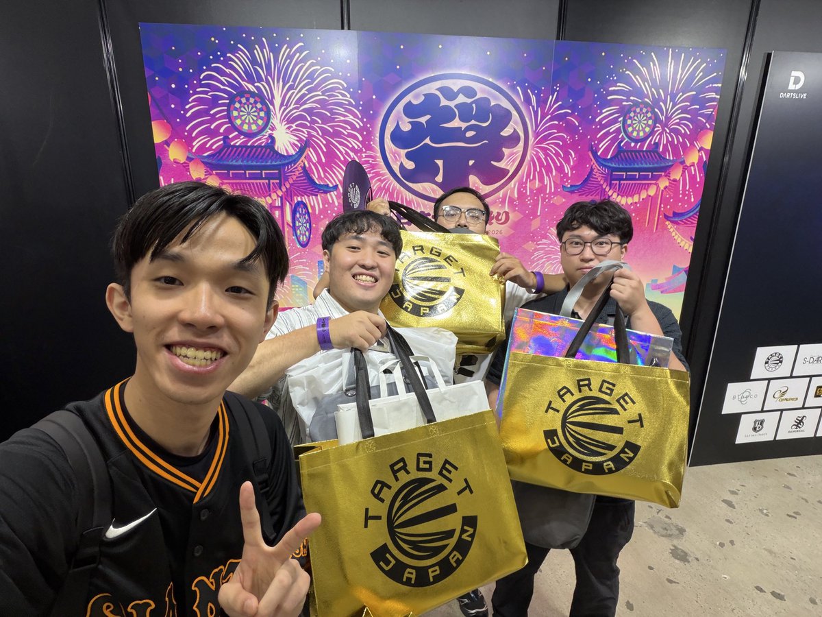 yiwei_07's tweet photo. ダーツ祭り｜TARGET
「今回は絶対バレル買わない！」と友達に宣言してたのに、会場の熱さと楽しさに負けて���勢いで村松夫婦のコラボバレル購入しちゃった

さらにSHADEブースでお二人にお会いできて、直筆サインまで😭✨

本当に最高すぎました！
大切に使わせていただきます🔥 https://t.co/ldyMPLfs5P