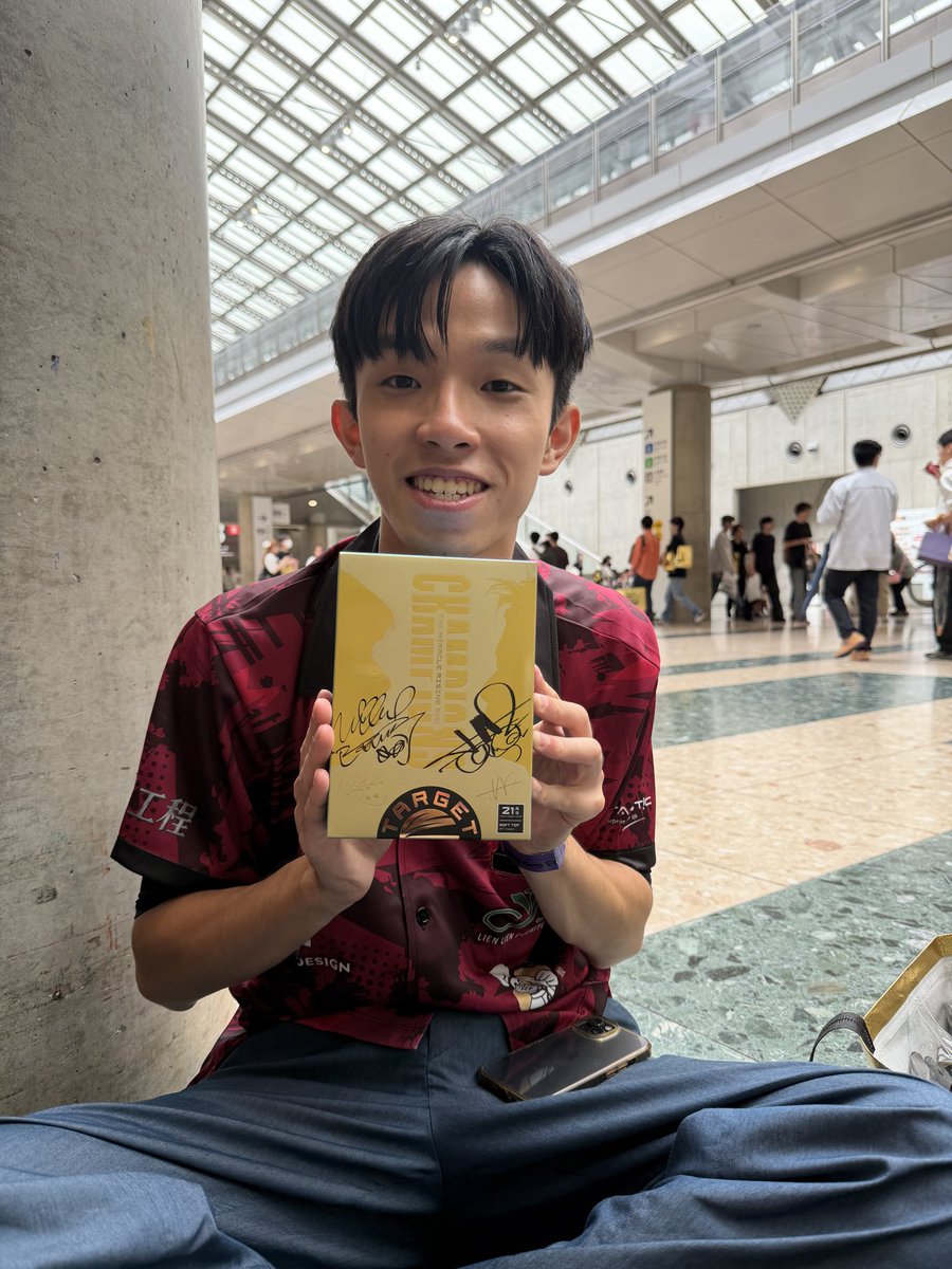 yiwei_07's tweet photo. ダーツ祭り｜TARGET
「今回は絶対バレル買わない！」と友達に宣言してたのに、会場の熱さと楽しさに負けて���勢いで村松夫婦のコラボバレル購入しちゃった

さらにSHADEブースでお二人にお会いできて、直筆サインまで😭✨

本当に最高すぎました！
大切に使わせていただきます🔥 https://t.co/ldyMPLfs5P