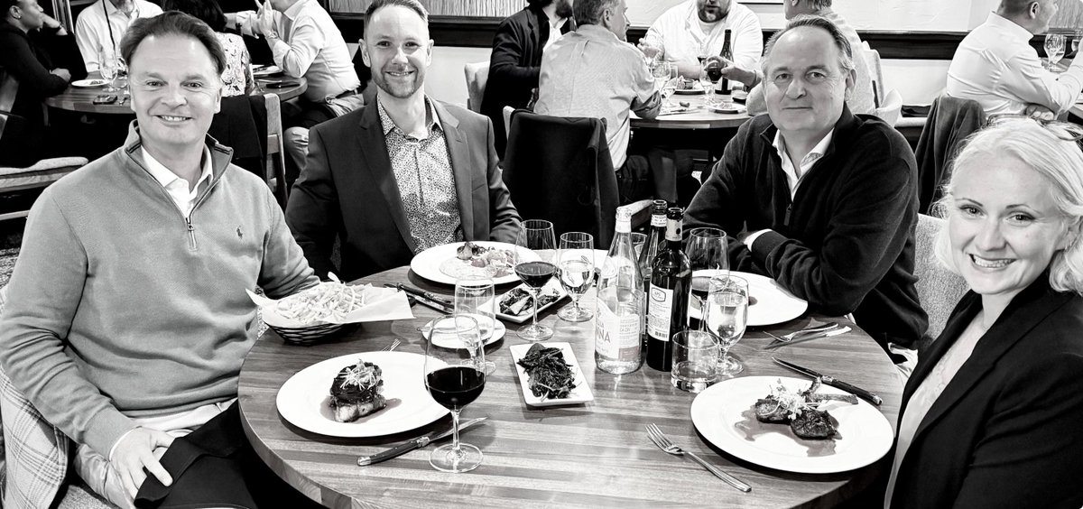 wmiddelkoop's tweet photo. In March I asked CEO Georgie Ogilvie, who just sold $ASCU for $2 bln, if he knew about Hercules copper discovery in Idaho. He didn’t but promised to look into it. 

Now he is also convinced ‘a new copper district’ could well have been found by geologist Chris Paul. Chris needed some mngt help and decided to step down as CEO.

George brought in his full team, including his VP investor relations Alison Dwoskin (R).

Tonight we all celebrated $BIG’s mngt change in Beaver Creek (Colorado) 

As you can see former CEO Chris is happy as well 😁🙏