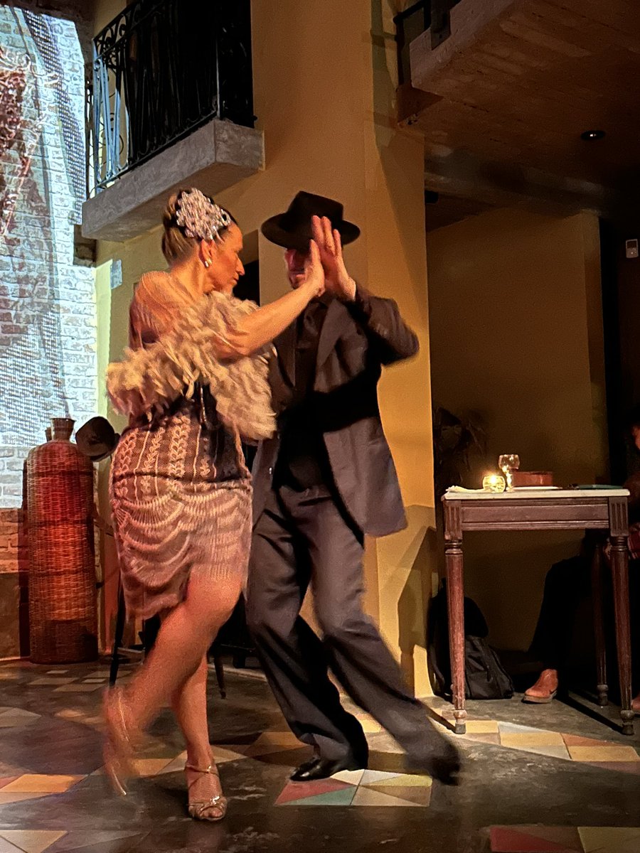 NadalDiplo's tweet photo. En un cabaret de La Boca disfruté el espectáculo inmersivo de Patricia Bélières que nos lleva de Buenos Aires a París a través de Madame Yvonne, Margot, Griseta y tantos personajes del tango de los años 20 a los 40. Música baile y una historia 🇦🇷🇫🇷 compartida a través del tango💃 https://t.co/uofNzlN6hm