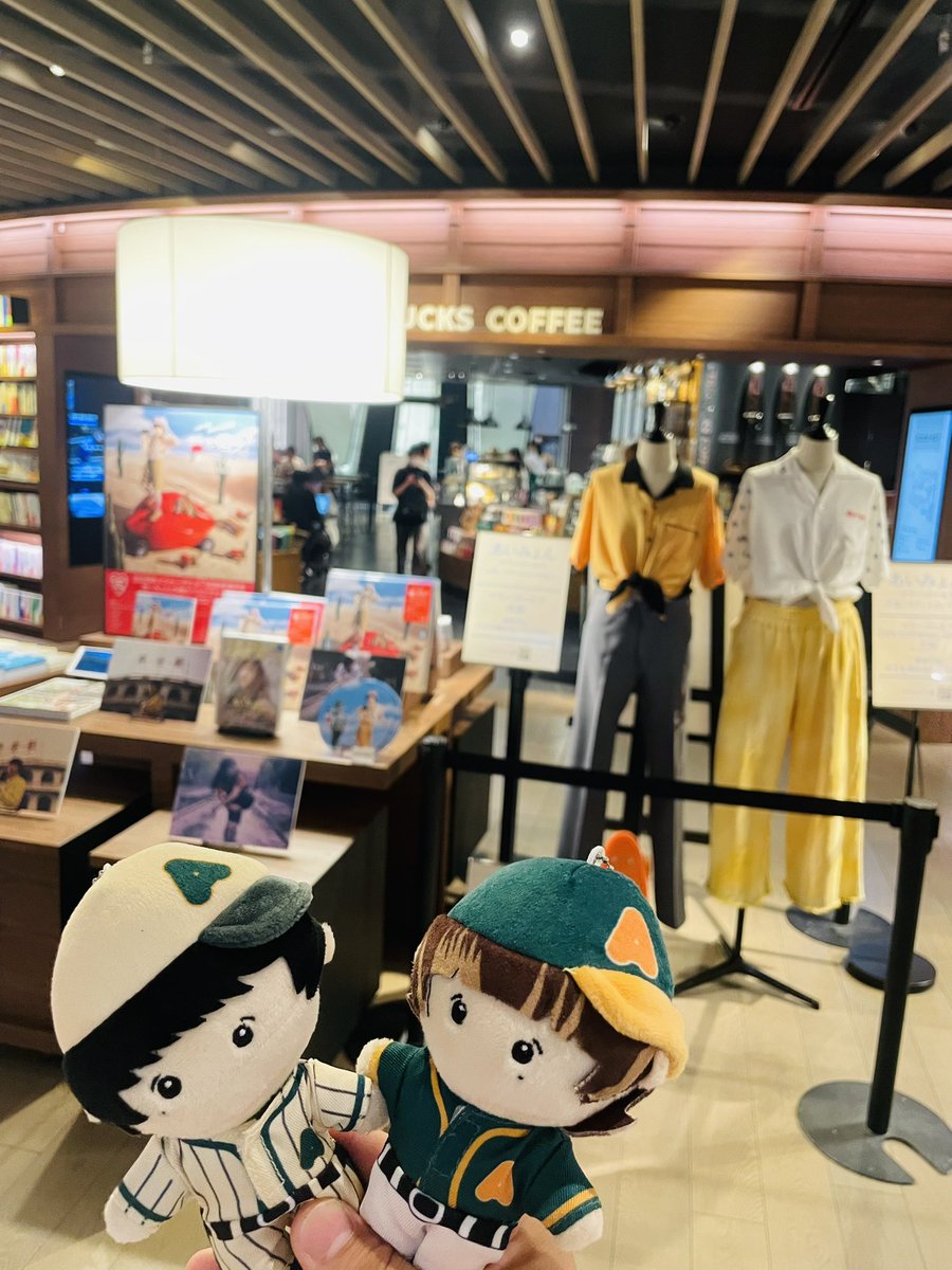 aim8daisuke's tweet photo. お昼ごろ観に行きました〜
あいみょんの新しいマリーゴールドMV後に見に行って良かった🥹
めちゃくちゃ世界観楽しめた！
@aimyonGtter  #マリーゴールド
#蔦屋書店 https://t.co/QvT2RRw3G9