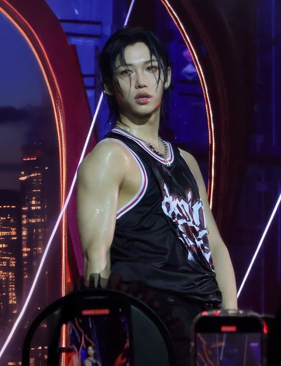 didy_3's tweet photo. black hair Felix is my Roman Empire 🖤 https://t.co/eOxy34O0mw