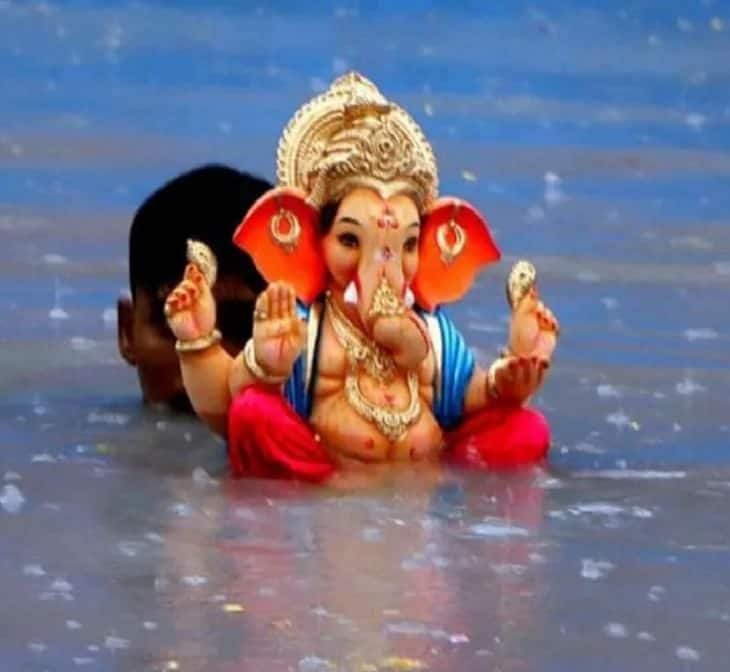 princegupta3456's tweet photo. 🙏 गणपति बप्पा मोरया! 🙏
विसर्जन के इस पावन अवसर पर विघ्नहर्ता श्री गणेश जी से यही प्रार्थना है कि सभी के जीवन से दुख-दर्द दूर हों और सुख, शांति, समृद्धि एवं खुशियों का वास हो। 🌺🙏
अगले बरस तू जल्दी आ! ❤️🚩
#गणेशोत्सव #गणपति_बप्पा_मोरया #गणेश_विसर्जन https://t.co/adAb8wnQop