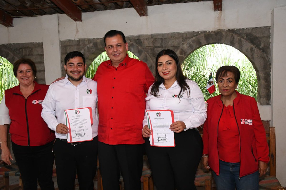CDEPRIMICH's tweet photo. En #Tangancícuaro, la militancia priista dejó clara su postura: piden competir solos en el 2027. Durante la toma de protesta de la nueva dirigencia municipal, encabezada por Laura Guadalupe Méndez Navarro y Juan Manuel Medina, el presidente @MemoValenciaR  señaló que una (1/2) https://t.co/TyJfQaZaMU
