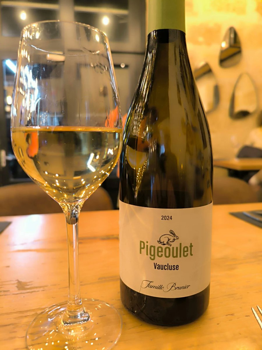 Emma_Wine212's tweet photo. White wine deserves more love who agrees 🤍🍷 https://t.co/ODtw57VkrR