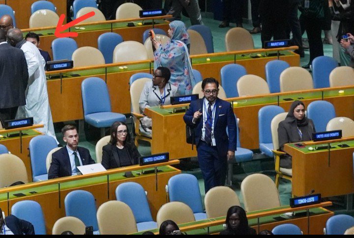 OrhanDe92847605's tweet photo. -77 ülke saolunu terk ederken  Azerbaycan oradaydı.

Katil Netenyahu salonu terk edenler için "Ahlâksız Korkak Hainler" derken, dolaylı yoldan Türkiye'ye ve  saolunu terk eden diğer Türk Devletler'inede demiş oldu.

Azerbaycan aklını başına almalı temizliğini biran önce yapmalı. https://t.co/5Txd0Got7b