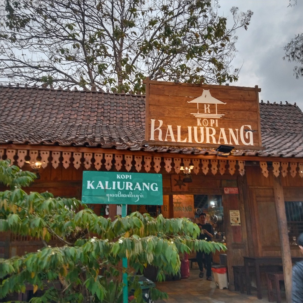 arekmlg_'s tweet photo. Kopi Kaliurang
Nasi + sayur ( prasmanan ) cuma 6500, gokill
Nasgor Kajoetangan
Mulai 15rb tapi porsi jumbo dan enak poll
#malang #kuliner #nasi #spillUMKM #porsijumbo https://t.co/cqefhCaaP5