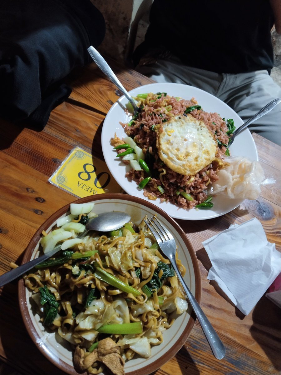 arekmlg_'s tweet photo. Kopi Kaliurang
Nasi + sayur ( prasmanan ) cuma 6500, gokill
Nasgor Kajoetangan
Mulai 15rb tapi porsi jumbo dan enak poll
#malang #kuliner #nasi #spillUMKM #porsijumbo https://t.co/cqefhCaaP5