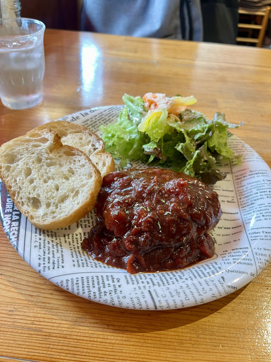 daaaaaausagi's tweet photo. 飯田橋　キッシュ＆タルト Ｓｅｋｉ

煮込みハンバーグプレート、ピーカンナッツと���ロピカルフルーツのタルト。
キッシュ目当てなのに売り切れ。美味しいハンバーグではあったけど、次、もしキッシュがないなら食事は他店でしてタルトと紅茶だけにする。 https://t.co/LWZKW6XJlI