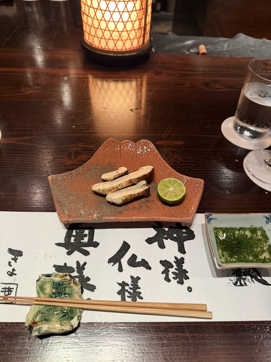 toramomon's tweet photo. そこそこ予約困難店。コース42000/1人。

全体的にこの価格帯とは到底思えない出来上がり。特にトイレがやばい居酒屋かと思ったw名前は書かないが大体伝わる写真() https://t.co/xeaMecdM3m
