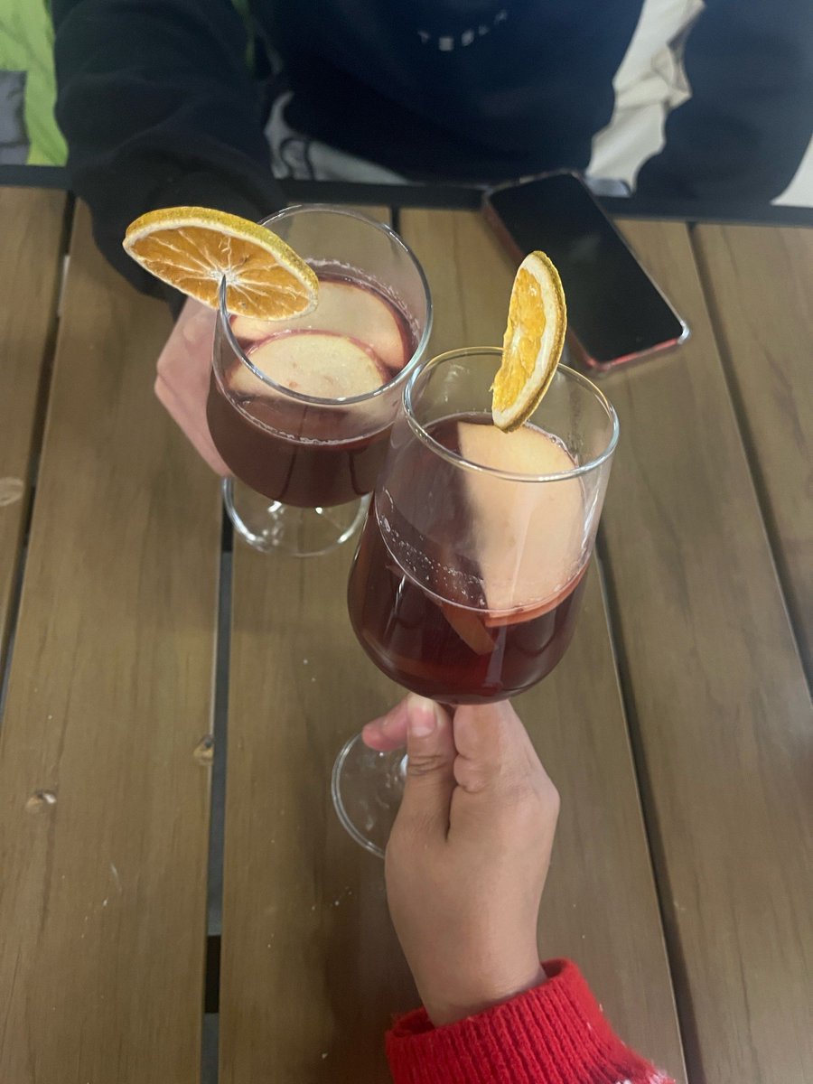 Cloudy84828951's tweet photo. I took a sip of warm glühwein to warm my throat, and I really hope this cozy moment will last—what a perfect treat! https://t.co/IQ30Jr28Rm
