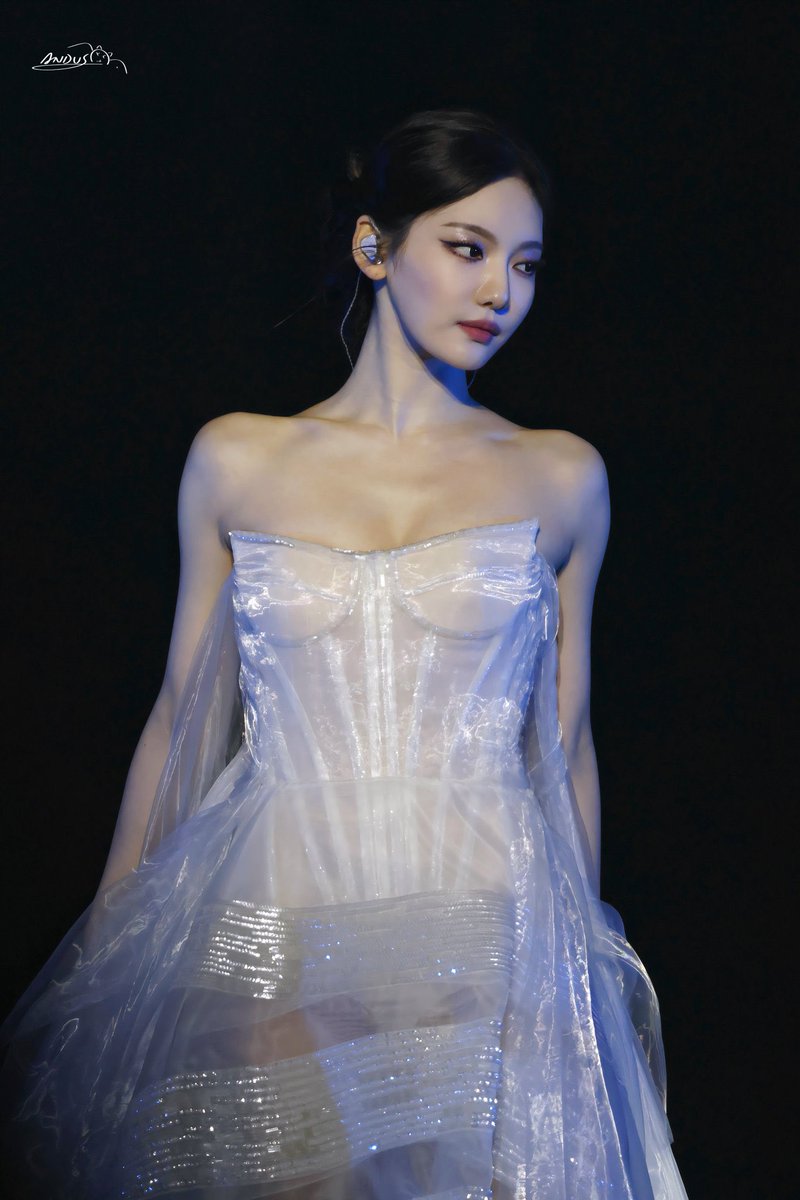 hinatasr19G's tweet photo. แล้วชุดเจ้าหญิงน้ำแข็งในคอนชุดนี้ Gucci ตัดให้ GBA เขาใส่แบบคนเดียวไม่แบ่งใครตัดมาเพื่อหนิงหนิงโดยเฉพาะเลยอ่ะ นี่หล่ะถูกต้อง https://t.co/EDPDaV6sb1