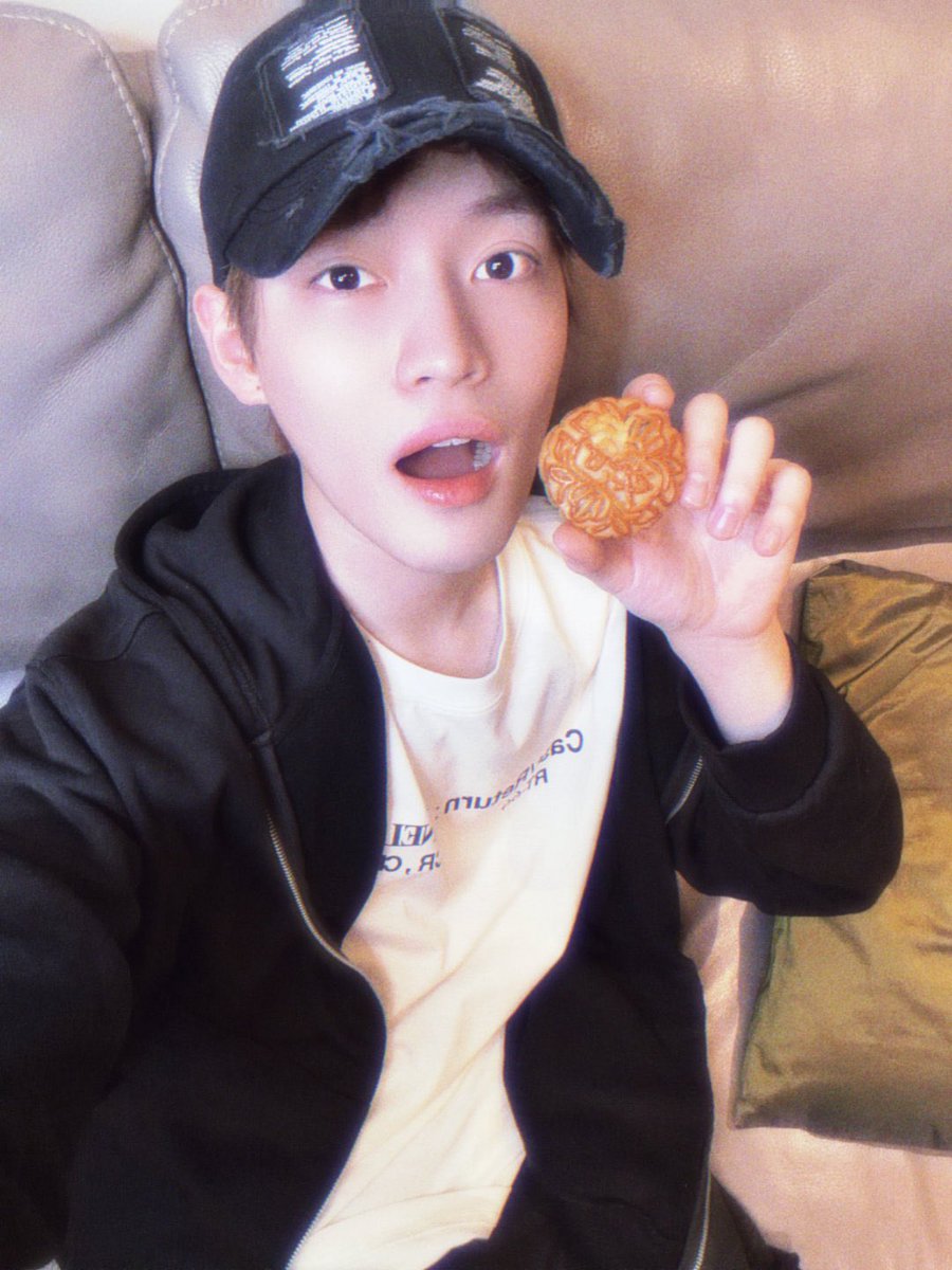 ZCLFEED's tweet photo. 260925 #CHENLE studio weibo update 

"中秋快乐🤗记得吃月饼❤️"

#辰乐 #천러 https://t.co/q0JndGnc3M