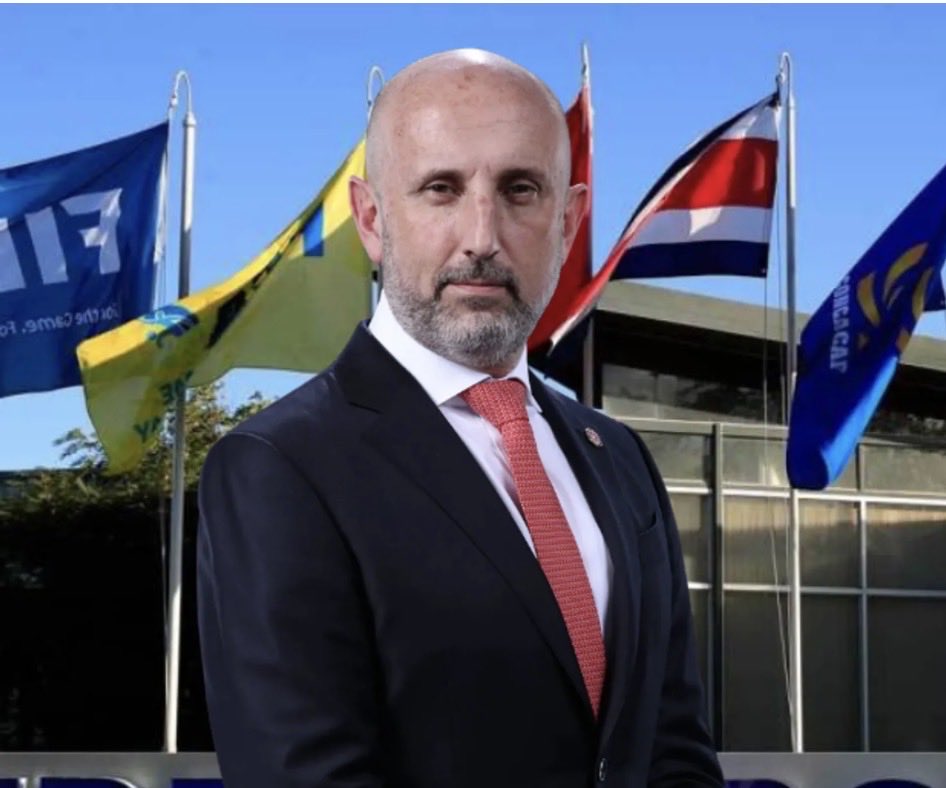 WingDerecho10's tweet photo. Nos vendieron que este señor era un “gurú” de los negocios y en 3 años acabó con una de las marcas más sólidas e importantes de Costa Rica: La selección de Fútbol. 

Le dieron una transnacional y hoy nos deja menos que una Pyme. https://t.co/oOu2tNKXMq