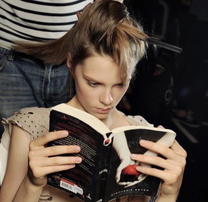 ifuliedownhere's tweet photo. Models backstage https://t.co/HY0pz6Dphh