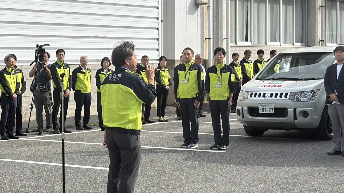 souichikataoka's tweet photo. 総社市隊が千葉県佐倉市の被災地へ。当面、職員2人体制で現場で活動しますが、支援物資は床上浸水の約300棟用の消毒液、大量の雑巾、また身体用のウエットティッシュ、飲料水などを積み込み出発しました。佐倉市の皆様、待っていてください!駆けつけます。 https://t.co/BHZCyWaetV