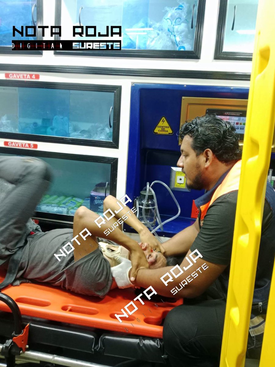 NotaRojaCazarin's tweet photo. #NotaRoja #LasChoapas
Menor realizaba carreras y acrobacias; chocó contra taxi y resultó seriamente lesionado

*Agredió a los paramédicos que lo atendían, les lanzaba golpes y se desconoce si iba ebrio o bajo el influjo de alguna sustancia. Hasta ahora las autoridades no han logrado frenar de manera efectiva estas prácticas.

Álex Cazarín
Las Choapas.- Un adolescente de 16 años resultó lesionado la noche de este jueves luego de sufrir un accidente en motocicleta en la glorieta ubicada en las inmediaciones de Pemex, en Las Choapas.

El percance fue reportado alrededor de las 20:22 horas. Elementos de Protección Civil Municipal acudieron al sitio y localizaron al joven, identificado como Salvador Bautista López, con golpes y raspaduras principalmente en el rostro, además de un golpe en la cabeza.

De acuerdo con personas que se encontraban en el lugar, después del accidente el menor habría presentado una aparente convulsión, por lo que al momento de ser atendido se encontraba desorientado, muy alterado y con dificultades para cooperar con los paramédicos.

Durante la atención incluso presentó una conducta agresiva e intentó varias veces golpear al personal de emergencia, por lo que fue necesario sujetarlo temporalmente para evitar que se lesionara nuevamente y poder trasladarlo de manera segura. Fue inmovilizado inicialmente y trasladado al Hospital "Dr. Pedro Coronel Pérez", donde ingresó al área de urgencias para una valoración médica más completa.

Este adolescente es señalado además como uno de los jóvenes que habitualmente recorren durante las noches distintos puntos de Las Choapas a bordo de motocicletas a alta velocidad, una conducta que vecinos han observado de manera recurrente y que, además de exhibirlos ridículamente tratando de impresionarse entre ellos, provocan daños y lesiones a terceros.

Pese a las constantes quejas por motociclistas que circulan a exceso de velocidad, realizan maniobras peligrosas o convierten algunas calles y avenidas en auténticas pistas durante las noches, hasta ahora las autoridades no han logrado frenar de manera efectiva estas prácticas.

El accidente de este jueves vuelve a exhibir el riesgo que representan estas conductas, principalmente entre menores y jóvenes que utilizan motocicletas sin dimensionar las consecuencias que puede dejar una caída a alta velocidad.