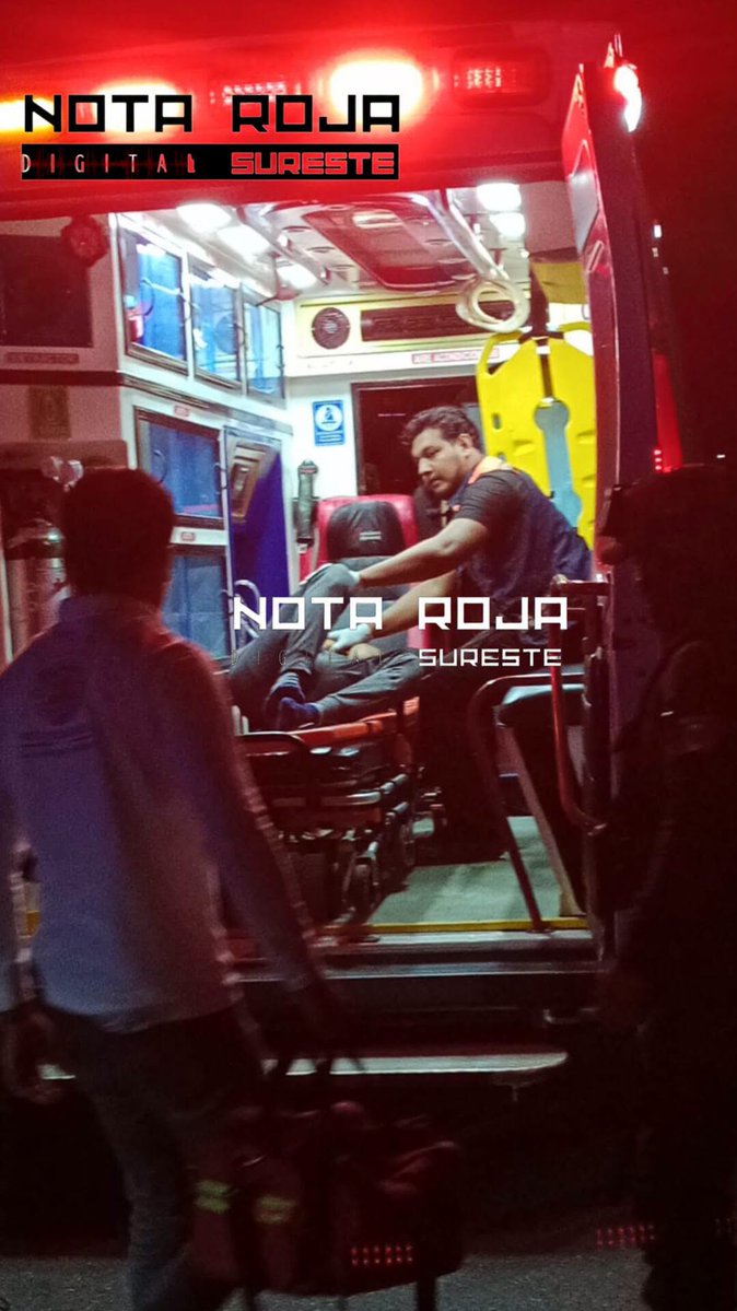 NotaRojaCazarin's tweet photo. #NotaRoja #LasChoapas
Menor realizaba carreras y acrobacias; chocó contra taxi y resultó seriamente lesionado

*Agredió a los paramédicos que lo atendían, les lanzaba golpes y se desconoce si iba ebrio o bajo el influjo de alguna sustancia. Hasta ahora las autoridades no han logrado frenar de manera efectiva estas prácticas.

Álex Cazarín
Las Choapas.- Un adolescente de 16 años resultó lesionado la noche de este jueves luego de sufrir un accidente en motocicleta en la glorieta ubicada en las inmediaciones de Pemex, en Las Choapas.

El percance fue reportado alrededor de las 20:22 horas. Elementos de Protección Civil Municipal acudieron al sitio y localizaron al joven, identificado como Salvador Bautista López, con golpes y raspaduras principalmente en el rostro, además de un golpe en la cabeza.

De acuerdo con personas que se encontraban en el lugar, después del accidente el menor habría presentado una aparente convulsión, por lo que al momento de ser atendido se encontraba desorientado, muy alterado y con dificultades para cooperar con los paramédicos.

Durante la atención incluso presentó una conducta agresiva e intentó varias veces golpear al personal de emergencia, por lo que fue necesario sujetarlo temporalmente para evitar que se lesionara nuevamente y poder trasladarlo de manera segura. Fue inmovilizado inicialmente y trasladado al Hospital "Dr. Pedro Coronel Pérez", donde ingresó al área de urgencias para una valoración médica más completa.

Este adolescente es señalado además como uno de los jóvenes que habitualmente recorren durante las noches distintos puntos de Las Choapas a bordo de motocicletas a alta velocidad, una conducta que vecinos han observado de manera recurrente y que, además de exhibirlos ridículamente tratando de impresionarse entre ellos, provocan daños y lesiones a terceros.

Pese a las constantes quejas por motociclistas que circulan a exceso de velocidad, realizan maniobras peligrosas o convierten algunas calles y avenidas en auténticas pistas durante las noches, hasta ahora las autoridades no han logrado frenar de manera efectiva estas prácticas.

El accidente de este jueves vuelve a exhibir el riesgo que representan estas conductas, principalmente entre menores y jóvenes que utilizan motocicletas sin dimensionar las consecuencias que puede dejar una caída a alta velocidad.