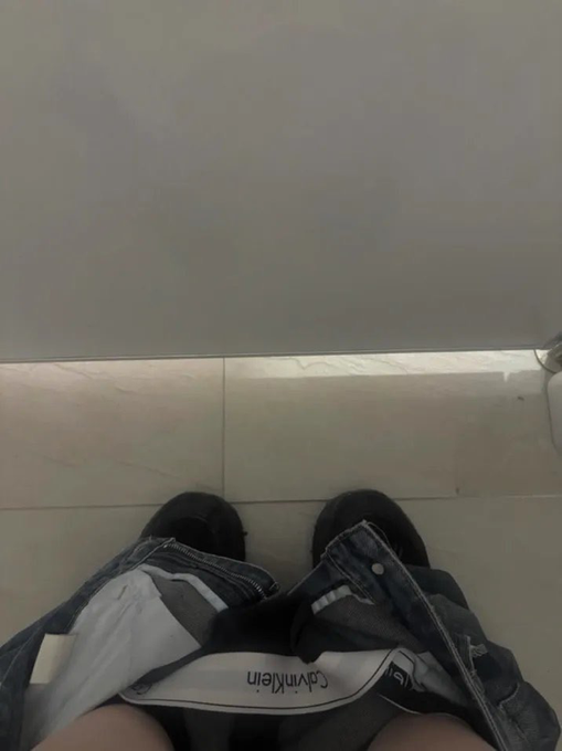 Joe_FitBody_Pro's tweet photo. 男女共用トイレで1人だと思って『ブリッ』『ウッ〜』って声出しながら💩ぶりぶりしてたんだけどこれってカメラ…？？

盗撮？？？？ https://t.co/TUYZKSLqXE