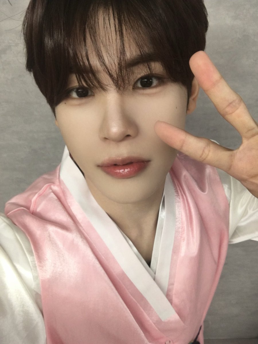 XODIAC_MEMBERS's tweet photo. [#규민🐶] 

쏘블리들~ 해피 추석 🌾☺️🌕🩵

#XODIAC #소디엑 #GYUMIN #규민 #똑똑똑_귬이등장 https://t.co/mDasjEV4Lp
