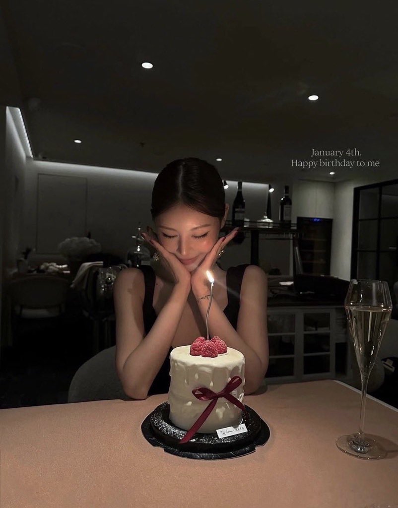 1999_ls's tweet photo. バースデー写真の撮り方✨💐
この主張しすぎない感じが大人っぽくてとっても素敵🤍💫 https://t.co/D2WxMRYRBJ