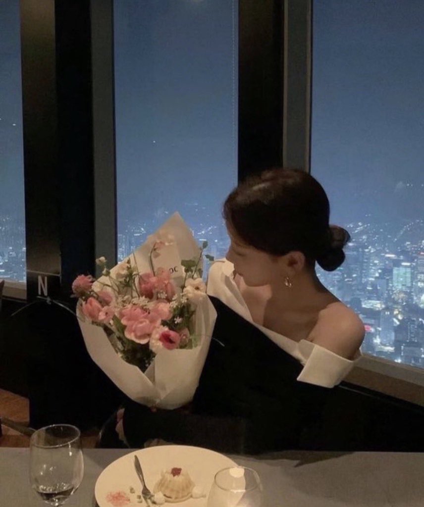 1999_ls's tweet photo. バースデー写真の撮り方✨💐
この主張しすぎない感じが大人っぽくてとっても素敵🤍💫 https://t.co/D2WxMRYRBJ