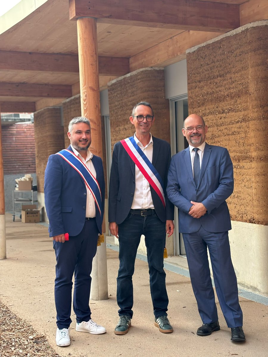 GrandParisMGP's tweet photo. Du nouveau pour les élèves de l'école Jean Charcot de @93Romainville ! 

Un projet emblématique pour @GrandParisMGP puisqu'il mobilise deux de ses dispositifs :
➡️Le programme économie circulaire et solidaire, qui a pour objectif de faire émerger et de soutenir les projets d’économie circulaire et solidaire sur le périmètre métropolitain.
➡️L’appel à projets "Restauration collective Bio et Locale", 3e édition (@Bioiledefrance), qui accompagne les communes dans la transformation de leurs pratiques et la montée en compétences de leurs équipes.
 
@DechyFrancois | @patrick_ollier | @Xavier_Lemoine | @GeoffreyCarva | @iledefrance