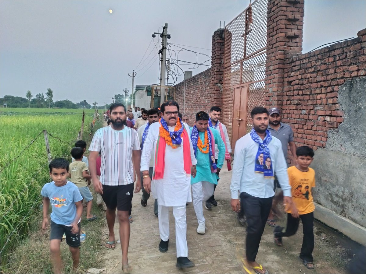 sanjeevtyagi251's tweet photo. अपनों के बीच, अपनों के साथ… ❤️

आज अपने बागपत विधानसभा क्षेत्र में घर-घर जाकर माताओं-बुज़ुर्गों का आशीर्वाद प्राप्त किया और भाइयों एवं क्षेत्रवासियों से मुलाकात कर उनका स्नेह, विश्वास और साथ प्राप्त किया।

@yadavakhilesh @samajwadiparty @dimpleyadav @shivpalsinghyad https://t.co/Yo24ZmXaYa