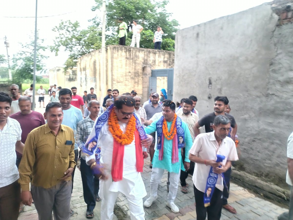 sanjeevtyagi251's tweet photo. अपनों के बीच, अपनों के साथ… ❤️

आज अपने बागपत विधानसभा क्षेत्र में घर-घर जाकर माताओं-बुज़ुर्गों का आशीर्वाद प्राप्त किया और भाइयों एवं क्षेत्रवासियों से मुलाकात कर उनका स्नेह, विश्वास और साथ प्राप्त किया।

@yadavakhilesh @samajwadiparty @dimpleyadav @shivpalsinghyad https://t.co/Yo24ZmXaYa