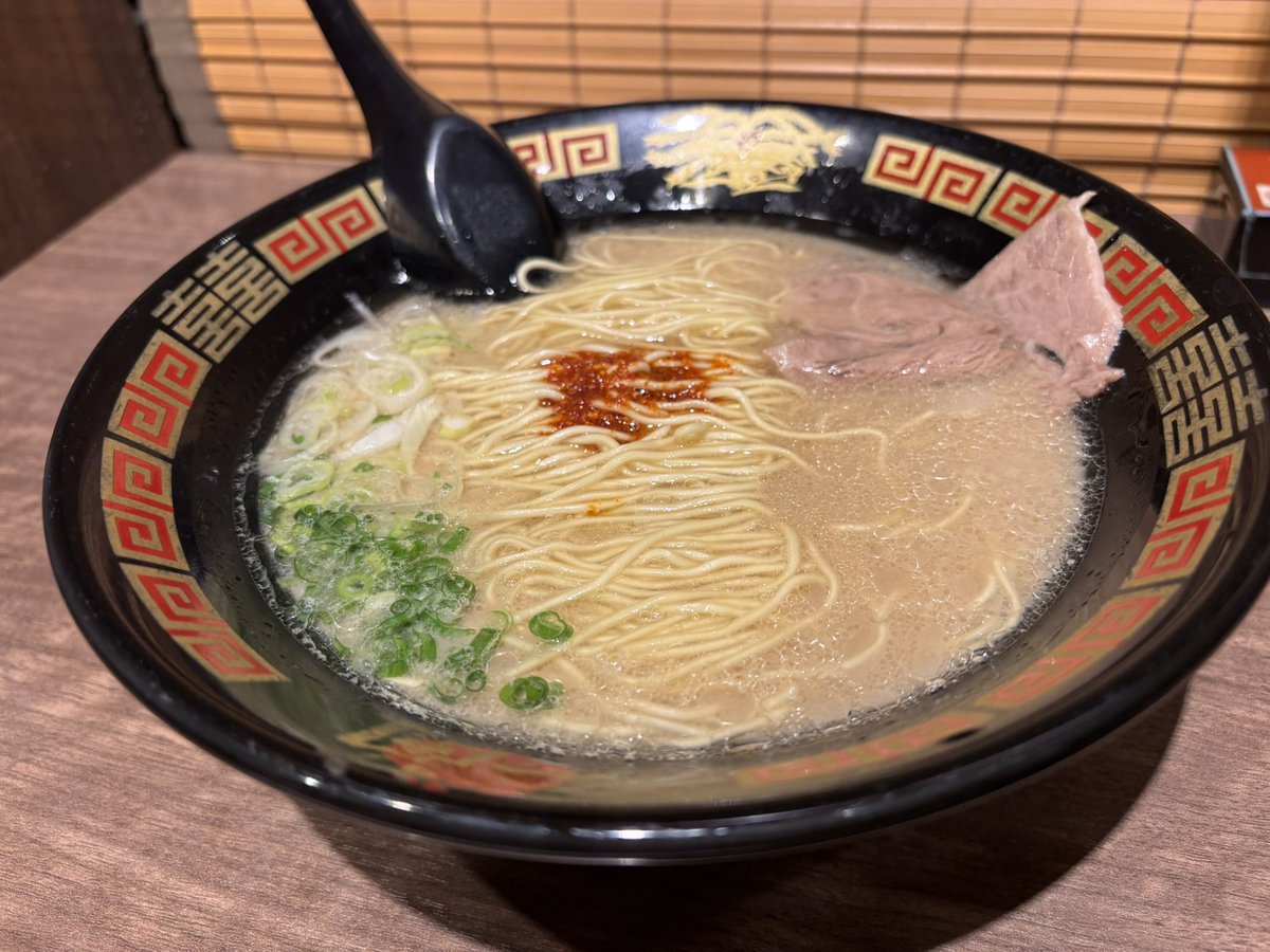 Link0713's tweet photo. 遅いお昼は、天然とんこつラーメン🍜
 今夜は、年末じゃないけど…
 早くも忘年会🍻💦 https://t.co/CFwUyDONlc