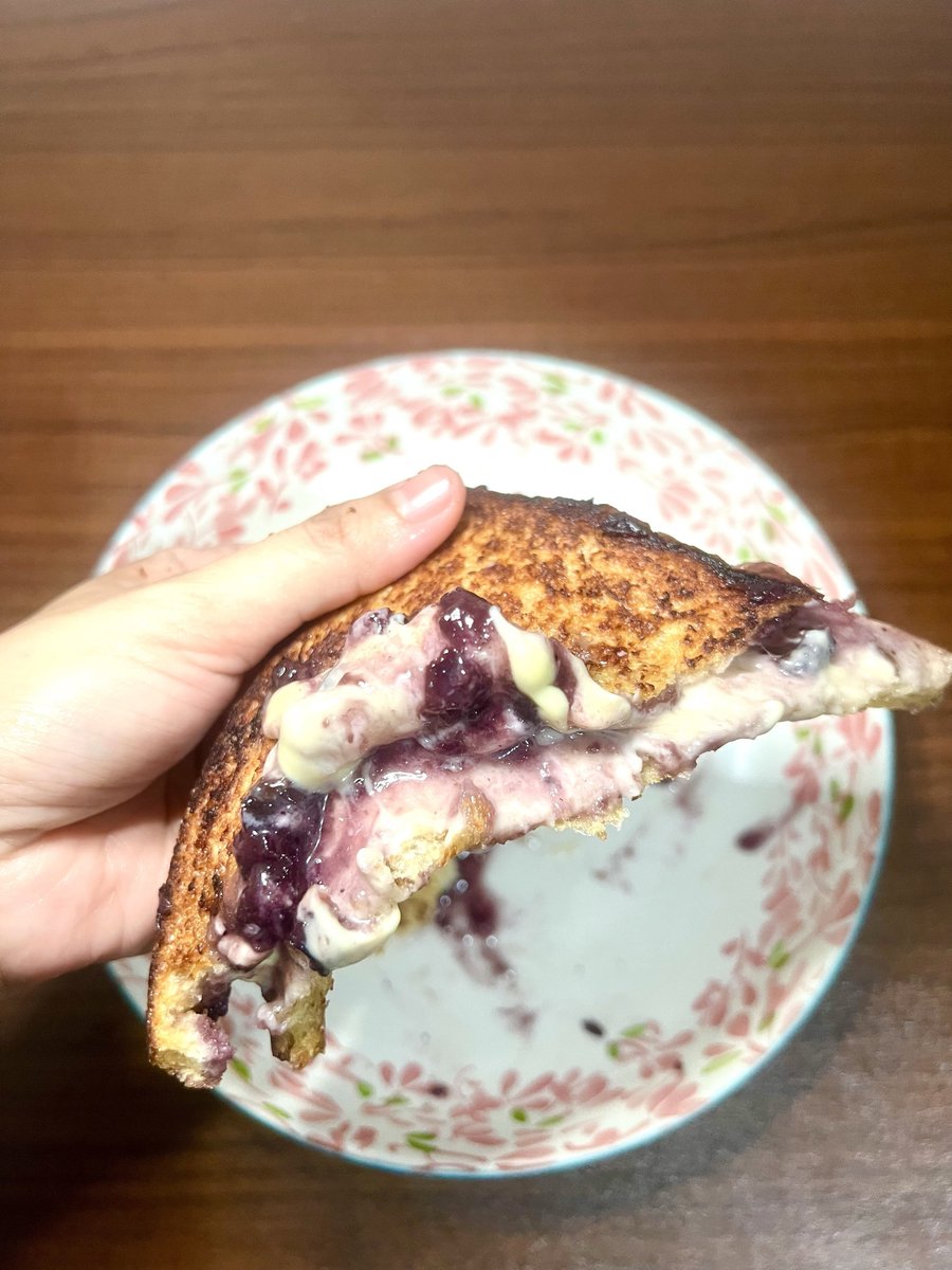 devijahuafa's tweet photo. Cara bikinnya

— 2 lbr roti tawar aku pake yg gandum ya

— Step pertama olesin pake ini dulu https://t.co/0DYJVaxA6n

— Step kedua pake selai https://t.co/1JqY2qVtXe ini sehat no pengawet, no pemanis, aman bgt buat anak yaa

— Susun keju ini yg rasanya balance plus meleleh parah https://t.co/A8N9Mq4dMv

— Lalu olesi margarin dan panggang di pan, jangan lupa di tutup👌🏻😋