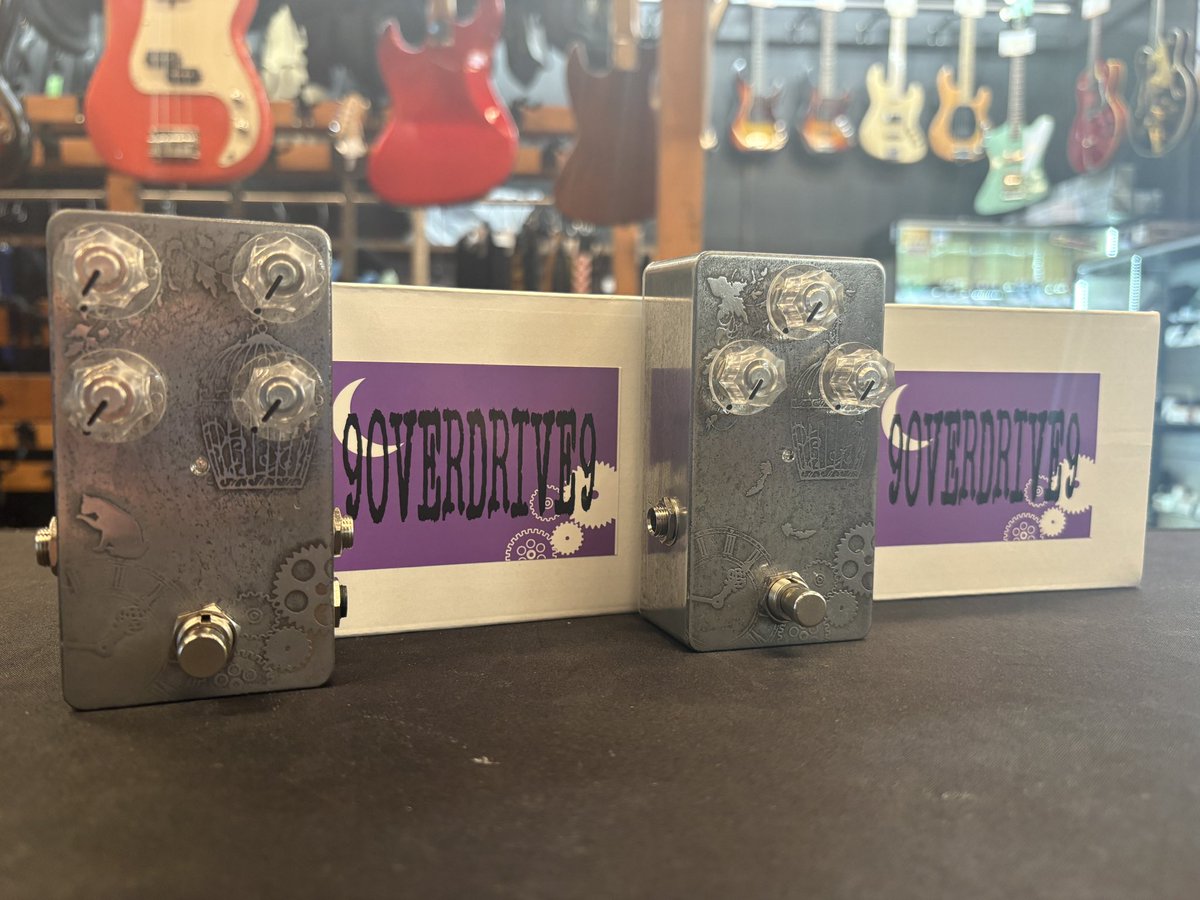 OtaichiGakki's tweet photo. 久々の入荷🤟
ナインオーバードライブ

VERRE ver2.0 (奥)

RURIS (手前)

どちらもモダン且つグラッシーなトーンの
オーバードライブ🔥

ピッキングダイナミクスが凄まじくいい🤤
ジャリーンと
コードストローク超気持ちぃ😍

#9OVERDRIVE9 https://t.co/ShSATV1n7v