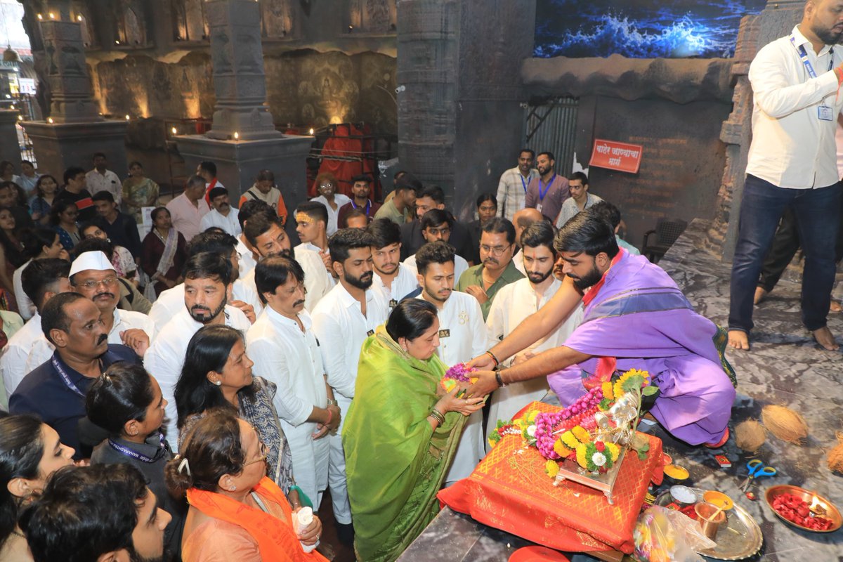 SunetraA_Pawar's tweet photo. श्री शारदा गजानन मंदिर, अखिल मंडई गणपती मंडळ ट्रस्ट, पुणे येथील लाडक्या बाप्पाचे दर्शन घेऊन मनोभावे आरती केली. यावेळी सार्वजनिक गणेशोत्सवाचे जनक लोकमान्य बाळ गंगाधर टिळक यांच्या स्मारकास आणि महाराष्ट्राच्या राजकीय-सामाजिक वाटचालीला दिशा देणारे यशवंतराव चव्हाण यांच्या स्मारकास अभिवादन केलं.

राज्यातील दुष्काळसदृश्य परिस्थितीमुळे अडचणीत असलेल्या आपल्या बळीराजाला या संकटातून सावरण्याचं बळ मिळावं, त्याच्या जीवनात सुख-समृद्धी नांदावी, अशी प्रार्थना बाप्पाच्या चरणी केली.

महाराष्ट्रावर आलेली सर्व विघ्नं दूर करून बाप्पाने संपूर्ण महाराष्ट्राला सुखी, समृद्ध आणि सुरक्षित ठेवावं, हीच मनोकामना.

📍पुणे