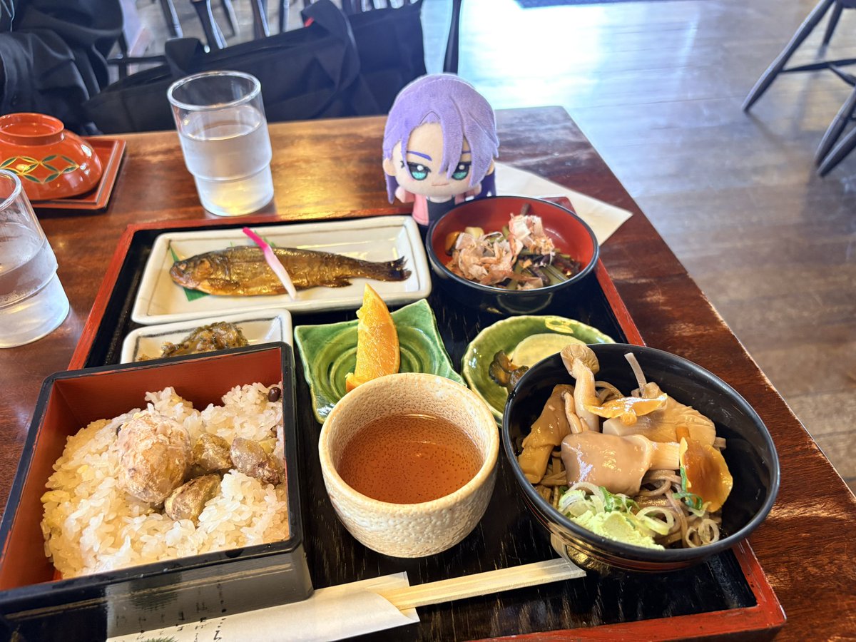 trooper_shin's tweet photo. お昼は栗おこわの定食
クリームソーダは緑色🥰 https://t.co/X99x9qq5U4