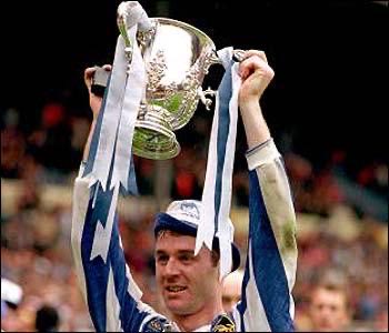 Theleaguemag's tweet photo. John Sheridan of Sheffield Wednesday with the League Cup https://t.co/7DIzxfRmyL