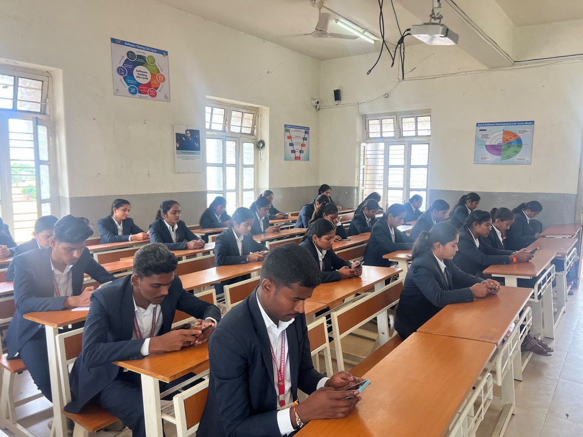 klebcamlp's tweet photo. ππ€ **AI RESEARCH ASSISTANT | BCA V SEM**
BCA V Semester students explored how **AI can support smarter and faster research**
#AIResearchAssistant #ArtificialIntelligence #AIActivity #BCA5thSem #ResearchSkills #DigitalLearning #KLESociety #klebcamahalingapur https://t.co/IPxlHSCfjH