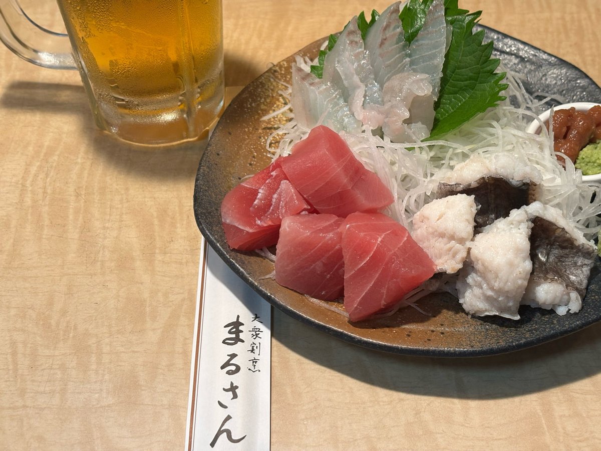 marusanhelper's tweet photo. 連日湿度の高い鬱陶しい日が続いていますね。そんな時はお刺身を薬味ごと召し上がってみて下さい。さっぱりとした味わいが、口中だけではなく全身をリフレッシュさせてくれるはずですよ♪

写真は先日お客さんで来た時の刺身3点盛りです。本日とは内容が異なります。(I)
#まるさん
#居酒屋
#池袋 https://t.co/A266JbE77R