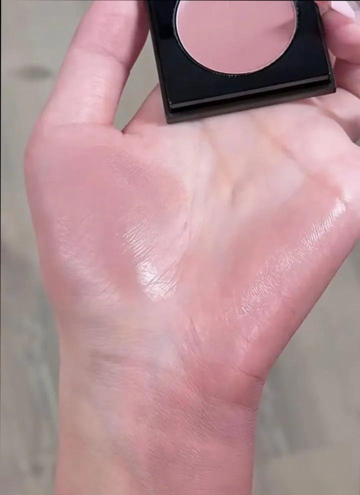 riariahpxo's tweet photo. SUMPAH PIGMENTNYA NGAK MAIN MAIN 🫶😭
Dikit aja udah kluar warnanya tp hasilnya ngak medok, malah soft pink natural+glowy gitu, gampang di bland gak patchy,
Wajib punya sihh 😭😭 https://t.co/3BjqTB4p1I