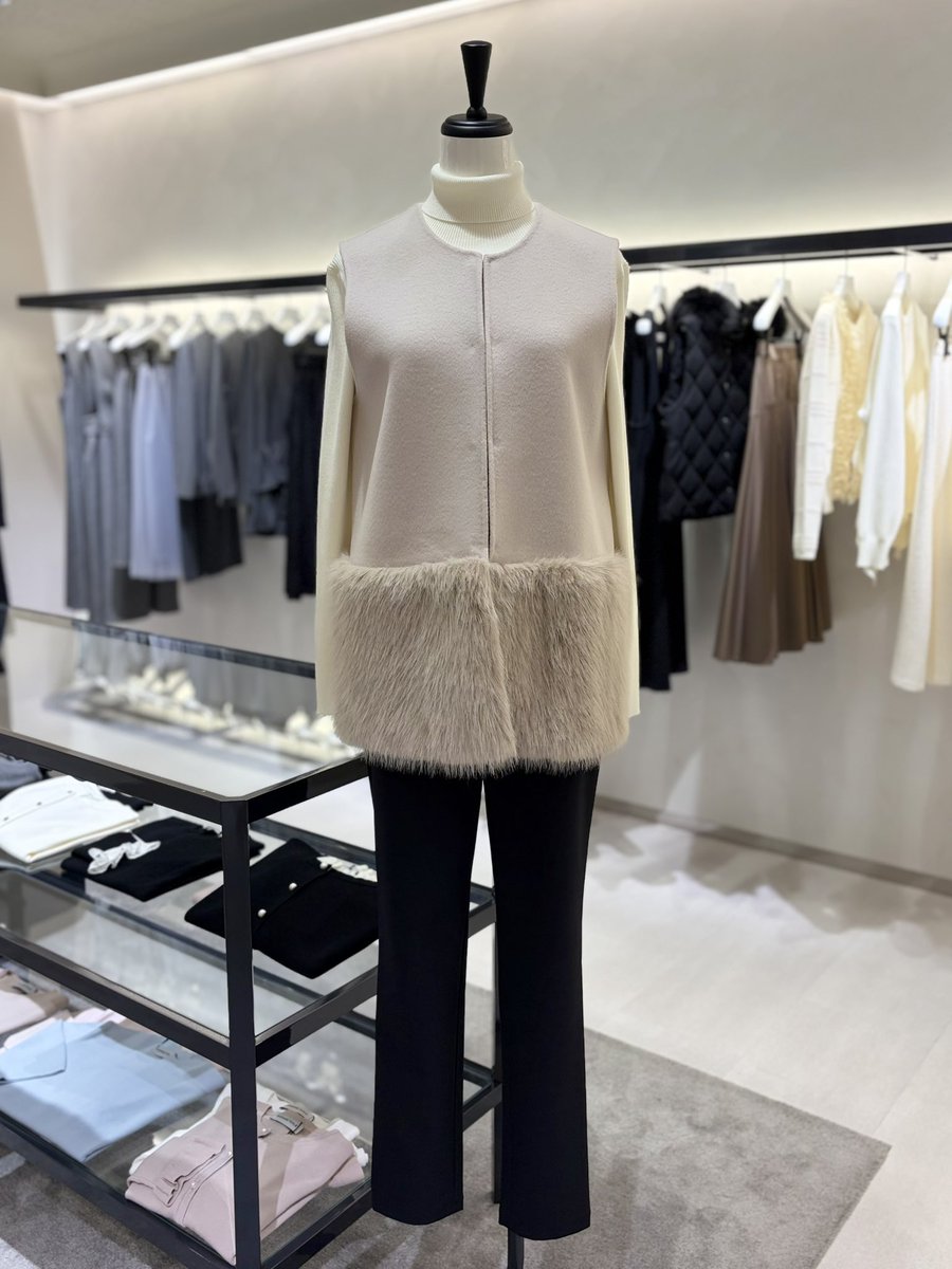 M_PREMIER_JP's tweet photo. ▶︎京都伊勢丹店

上質なラムウールを使用した、軽やかさと暖かさを兼ね備えたリバー素材のジレ。すっきりとしたノーカラーデザインがファーの華やかさを引き立て、特別なシーンにも活躍する優秀な一着です。

ファー切替ラムリバージレ
¥69,300

https://t.co/9oOSVvqe8R

#mpremier #エムプルミエ https://t.co/xMMWFH9ygk