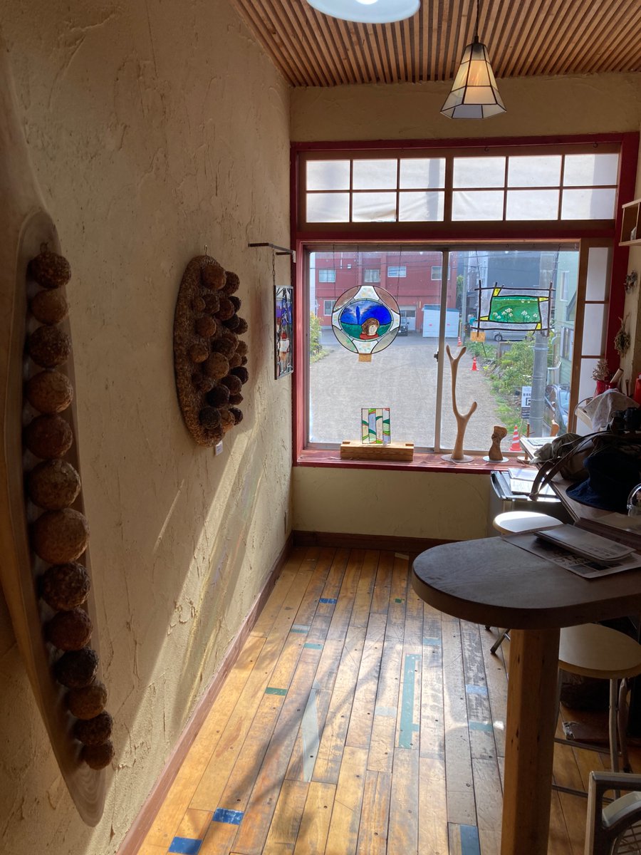 e1_gallery's tweet photo. 明日から始まります「GONINTEN-五人展」
セッティング完了しました！どうぞよろしくお願いします！五人ともバラバラな個性で、面白いと思います！(駐車場に関しては、前と違う場所になります。ギャラリー前に案内を表示しますので、それをご覧ください。) https://t.co/8e3XFOqN4S